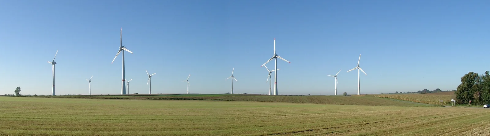Panorama des Windparks Estinnes mit ENERCON E-126 in Belgien.