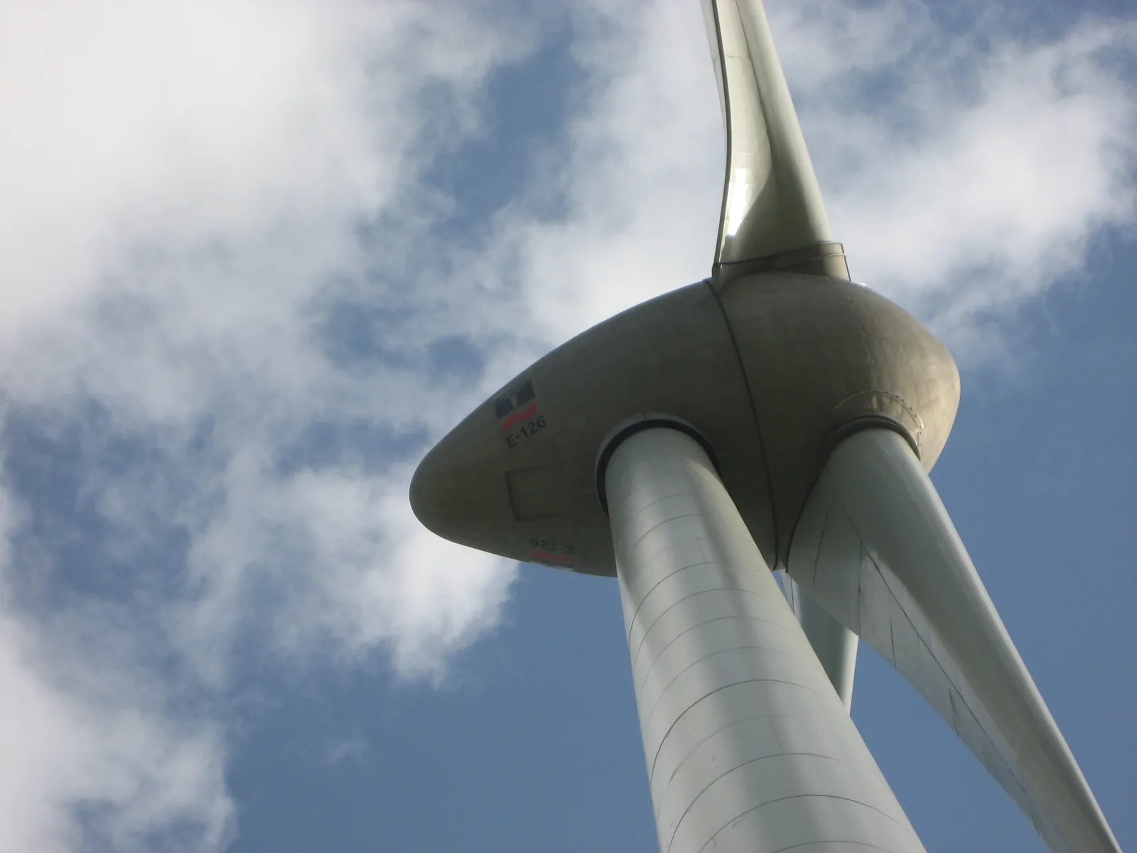 Nahaufnahme der Gondel und Rotorblätter einer ENERCON E-126 in Georgsfeld.