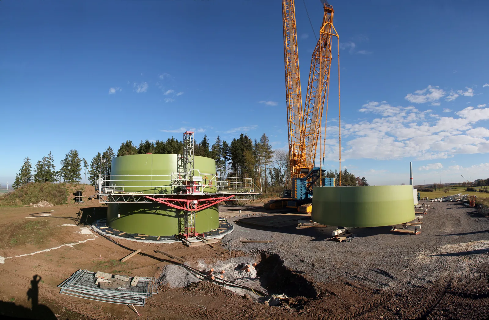 Turmsegmente und Baukräne bei der Errichtung einer ENERCON E-82 in Ulrichstein.